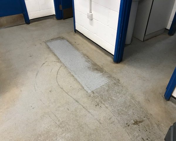 Upright floor scrubber (1) Upright floor scrubber (1)